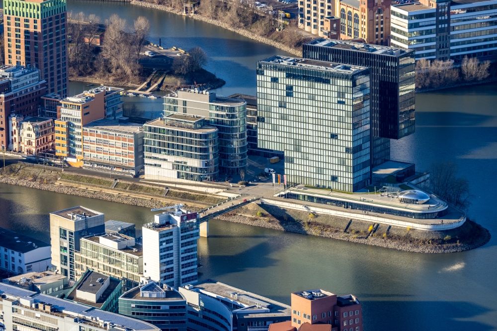 Luftaufnahme Düsseldorf - Medienhafen mit Geschäftshäusern am Julo-Levin-Ufer in Düsseldorf im Bundesland Nordrhein-Westfalen