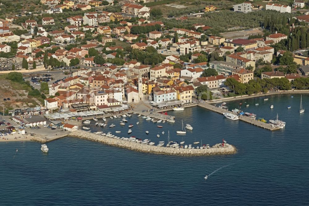 Luftaufnahme Fazana - Meeres-Küste Adriatisches Meer in Fazana in Istirien - Istarska zupanija, Kroatien