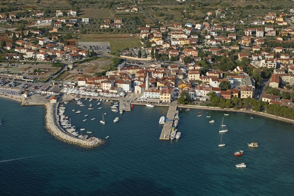 Fazana von oben - Meeres-Küste Adriatisches Meer in Fazana in Istirien - Istarska zupanija, Kroatien