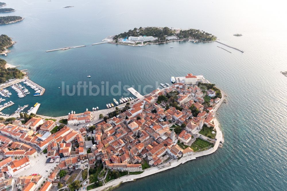 Luftbild Porec - Meeres-Küste Adriatisches Meer in Porec in Istirien - Istarska zupanija, Kroatien