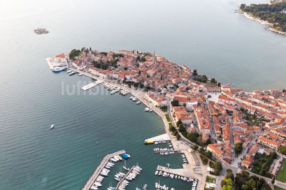 Luftaufnahme Porec - Meeres-Küste Adriatisches Meer in Porec in Istirien - Istarska zupanija, Kroatien