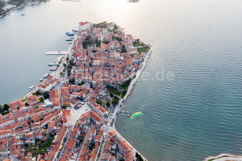 Porec von oben - Meeres-Küste Adriatisches Meer in Porec in Istirien - Istarska zupanija, Kroatien