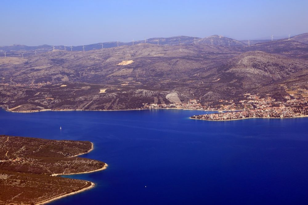 Seget Donji aus der Vogelperspektive: Meeres-Küste Adriatisches Meer in Seget Donji in Splitsko-dalmatinska zupanija, Kroatien