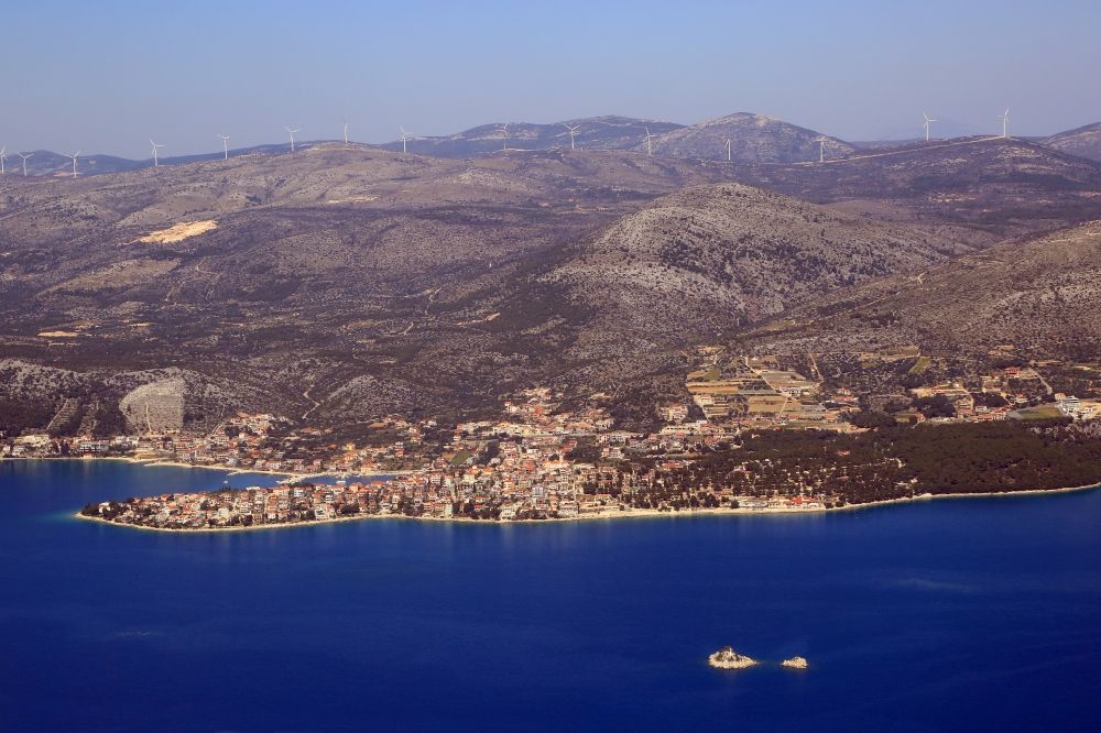 Seget Donji von oben - Meeres-Küste Adriatisches Meer in Seget Donji in Splitsko-dalmatinska zupanija, Kroatien
