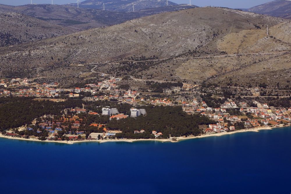 Luftaufnahme Seget Donji - Meeres-Küste Adriatisches Meer in Seget Donji in Splitsko-dalmatinska zupanija, Kroatien