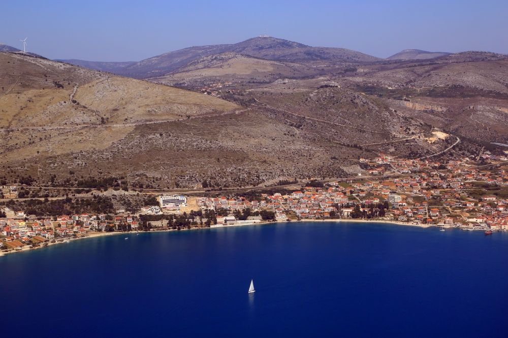 Seget Donji von oben - Meeres-Küste Adriatisches Meer in Seget Donji in Splitsko-dalmatinska zupanija, Kroatien