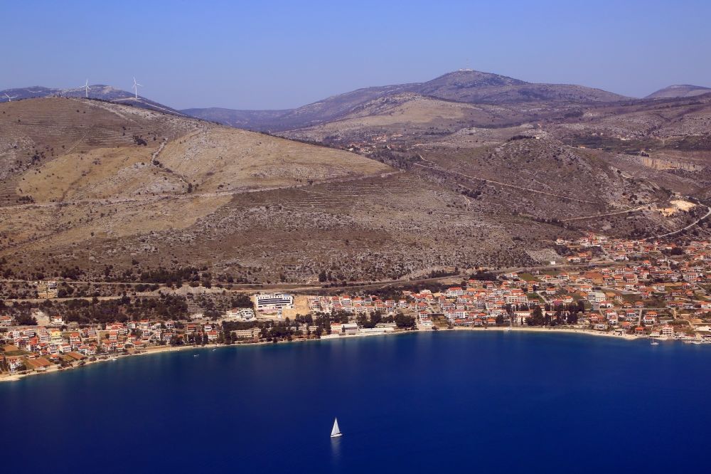 Seget Donji aus der Vogelperspektive: Meeres-Küste Adriatisches Meer in Seget Donji in Splitsko-dalmatinska zupanija, Kroatien