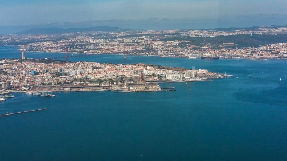 Luftbild Almada - Meeres-Küste des Atlantik im Ortsteil Alfeite in Almada in Setúbal, Portugal