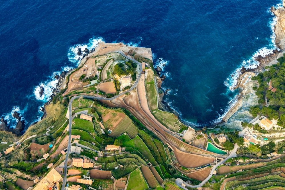 Luftaufnahme Banyalbufar - Meeres-Küste mit Aussichtsplattform auf der Halbinsel S'Arenal in Banyalbufar in Balearische Insel Mallorca, Spanien