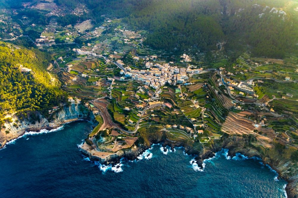 Banyalbufar aus der Vogelperspektive: Meeres-Küste mit Aussichtsplattform auf der Halbinsel S'Arenal in Banyalbufar in Balearische Insel Mallorca, Spanien