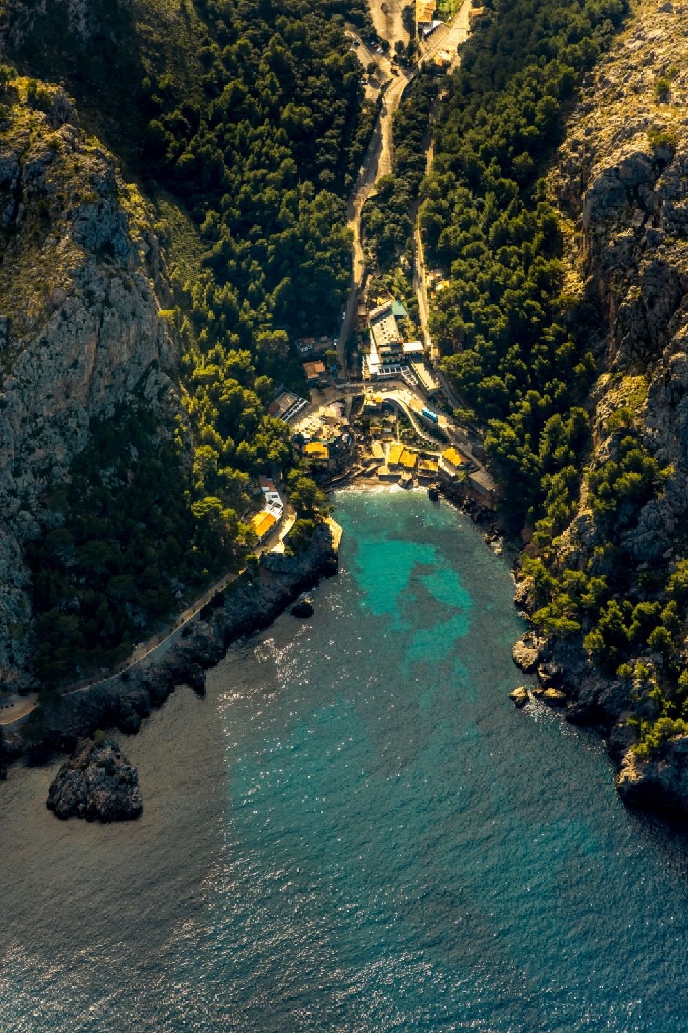 Port de Sa Calobra aus der Vogelperspektive: Meeres-Küste des Balearen-Meer in Port de Sa Calobra in Balearische Insel Malorca, Spanien