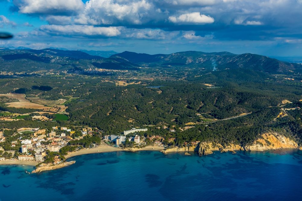 Santa Ponca von oben - Meeres-Küste des Balearen-Meer in Santa Ponca auf der balearischen Mittelmeerinsel Mallorca, Spanien