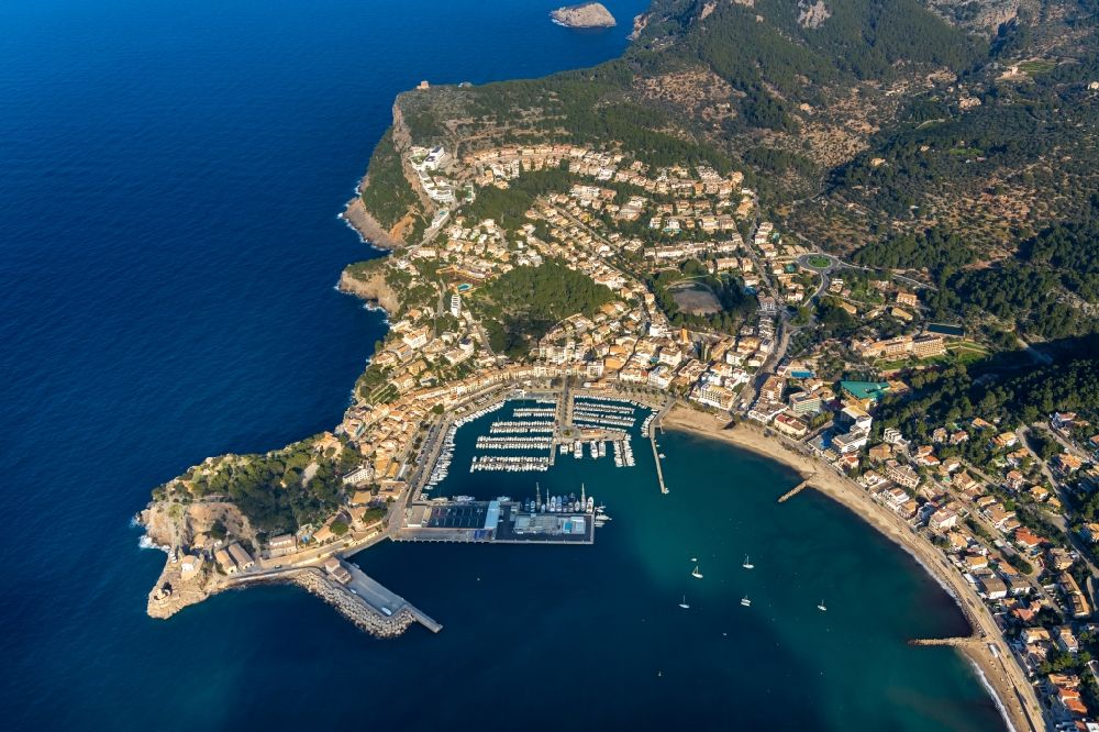 Port de Soller aus der Vogelperspektive: Meeres-Küste beim Hafen von Port de Sóller in Port de Soller in Balearische Insel Mallorca, Spanien