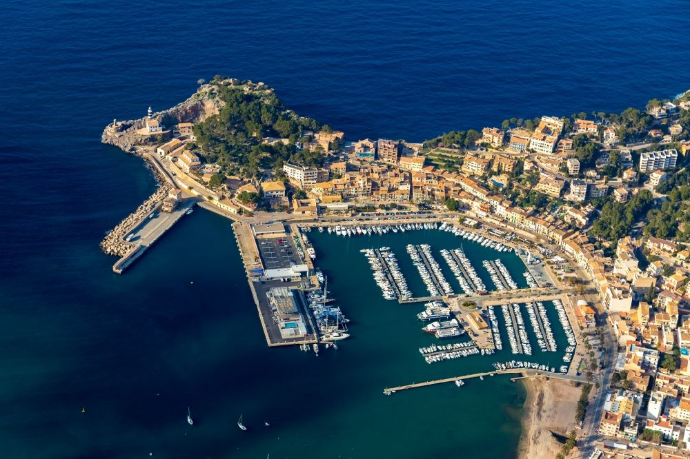 Port de Soller von oben - Meeres-Küste beim Hafen von Port de Sóller in Port de Soller in Balearische Insel Mallorca, Spanien