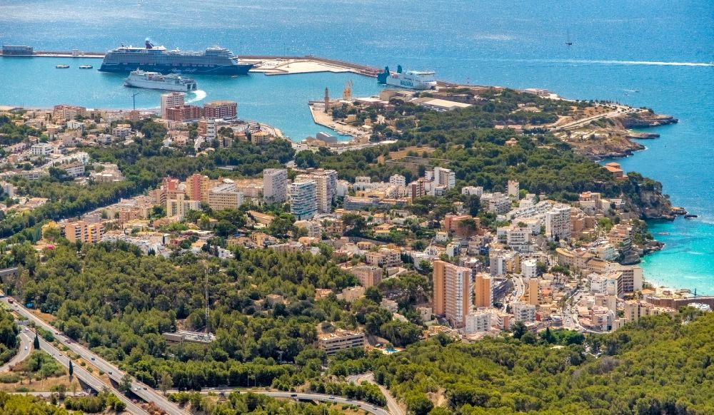 Palma aus der Vogelperspektive: Meeres-Küste beim Hafenviertel von Portopí und Cala Major in Palma in Balearische Insel Mallorca, Spanien