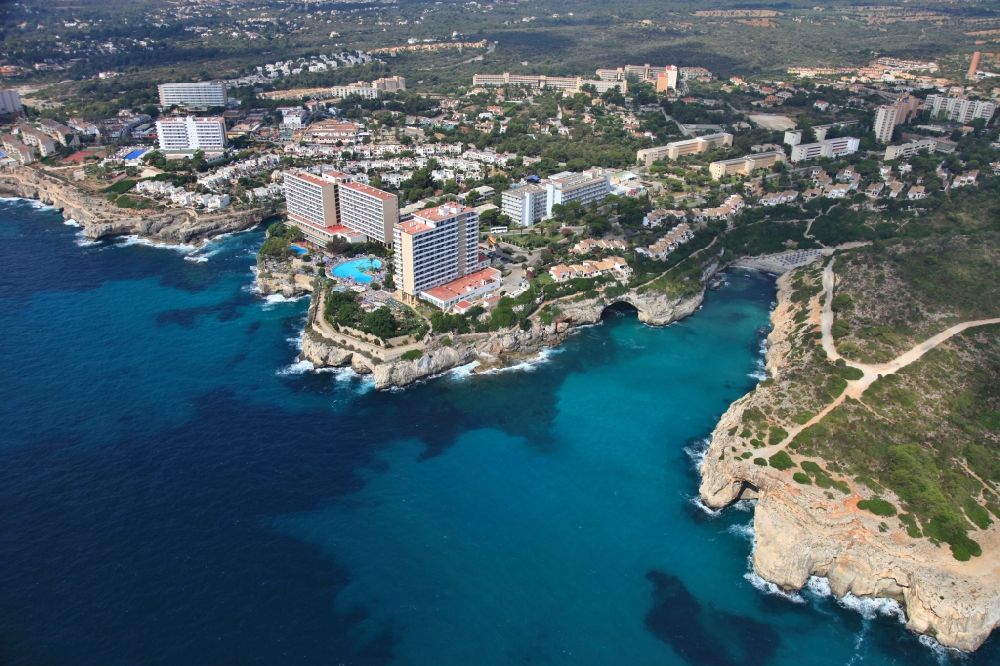 Luftbild Cales de Mallorca - Meeres-Küste in Cales de Mallorca auf der balearischen Mittelmeerinsel Mallorca, Spanien
