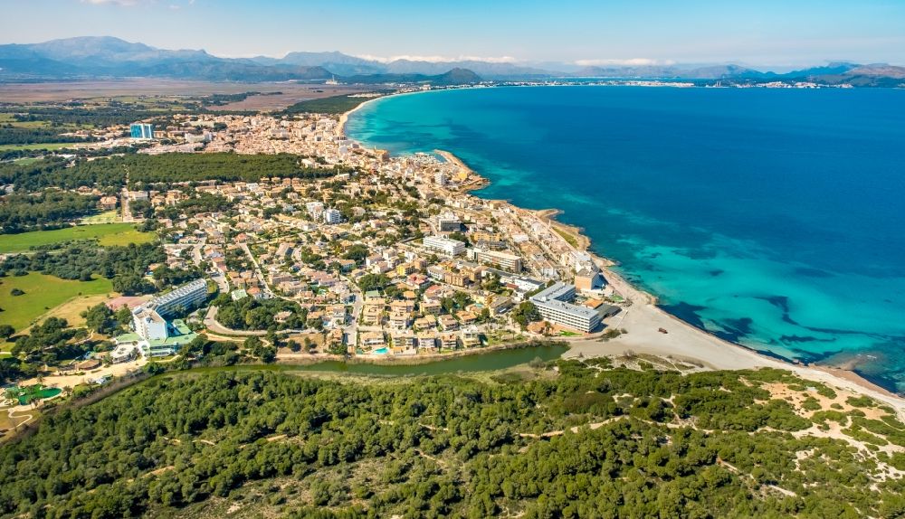 Can Picafort aus der Vogelperspektive: Meeres-Küste in Can Picafort in Balearische Insel Mallorca, Spanien