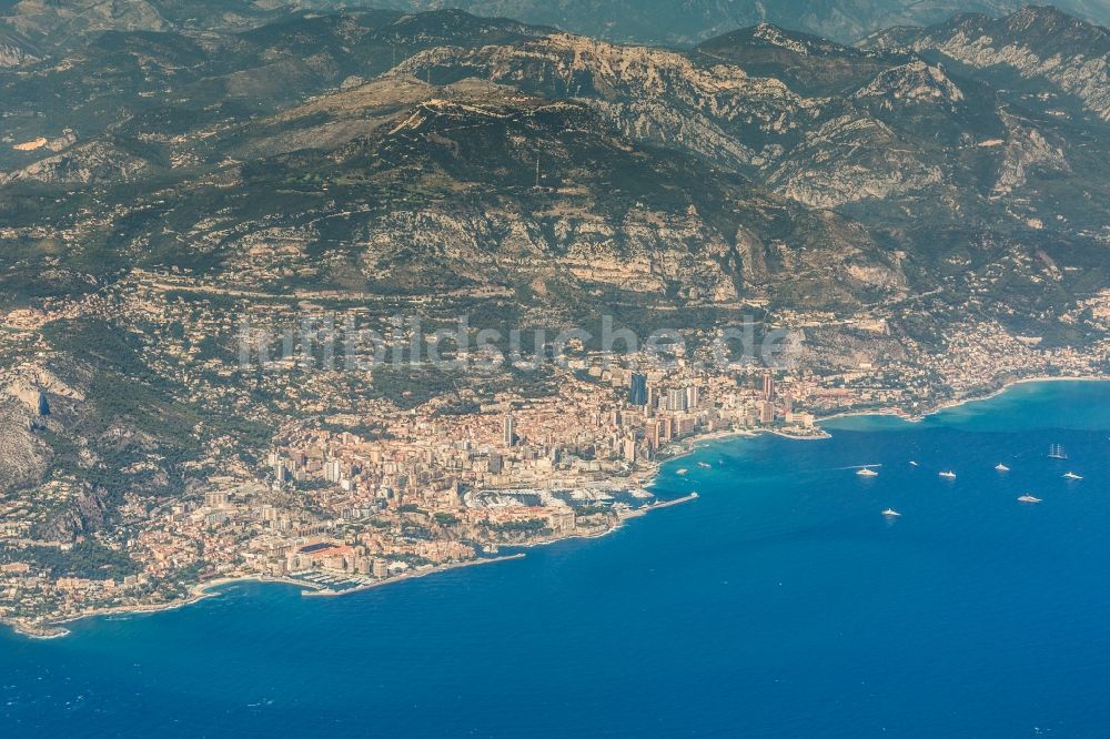 Monaco von oben - Meeres-Küste Côte d'Azur in Monaco in , Monaco