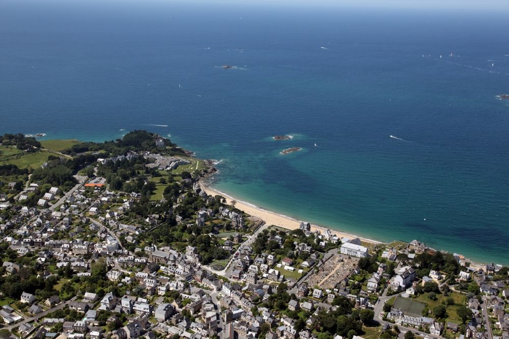 Dinard von oben - Meeres-Küste in Dinard in der Bretagne, Frankreich