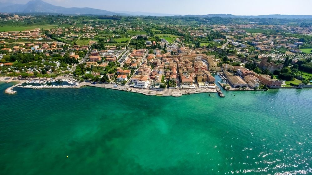 Luftbild Lazise - Meeres-Küste am Gardasee in Lazise in Veneto, Italien