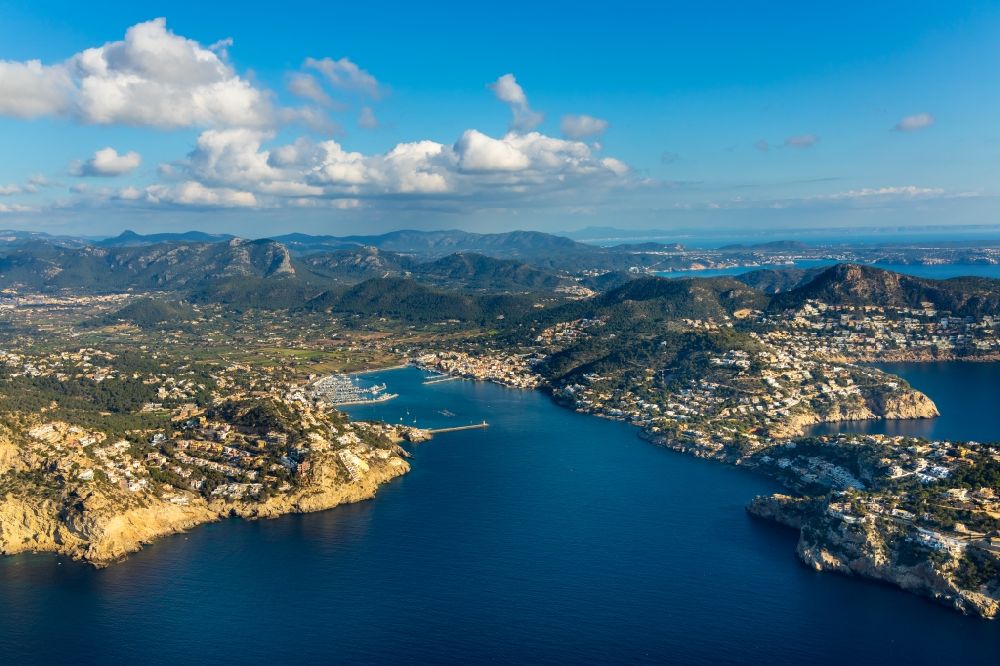 Luftbild Andratx - Meeres-Küste mit dem Hafen von Port d'Andratx in Andratx in Balearische Insel Mallorca, Spanien