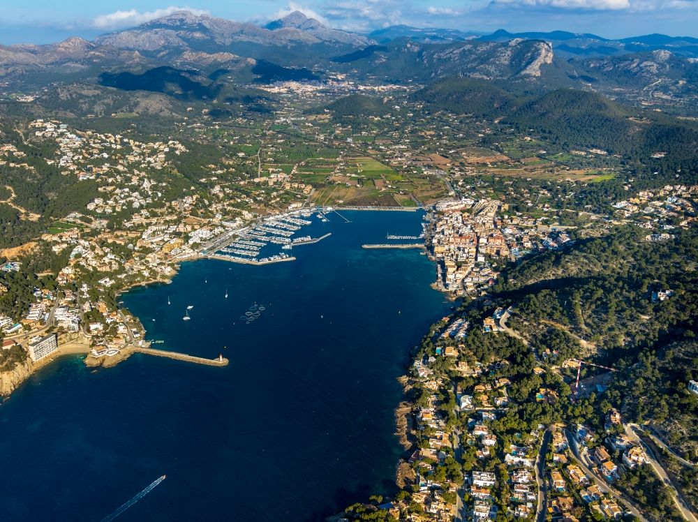 Andratx aus der Vogelperspektive: Meeres-Küste mit dem Hafen von Port d'Andratx in Andratx in Balearische Insel Mallorca, Spanien