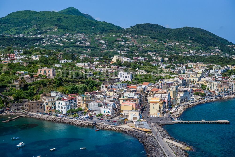 Ischia aus der Vogelperspektive: Meeres-Küste Ischia in Ischia in Kampanien, Italien