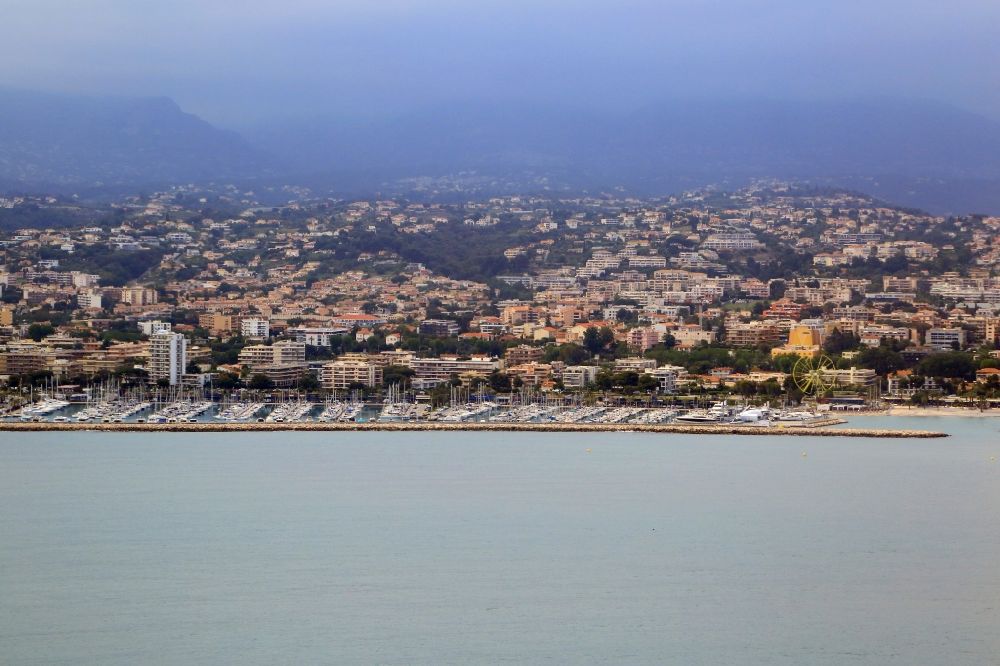 Luftaufnahme Saint-Laurent-du-Var - Meeres-Küste am Mittelmeer mit Bootshafen in Saint-Laurent-du-Var in Provence-Alpes-Cote d'Azur, Frankreich