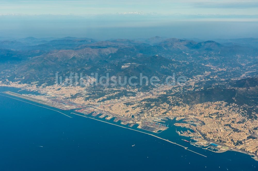 Luftbild Genua - Meeres-Küste des Mittelmeer in Genua in Ligurien, Italien