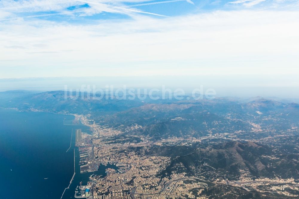 Luftaufnahme Genua - Meeres-Küste des Mittelmeer in Genua in Ligurien, Italien