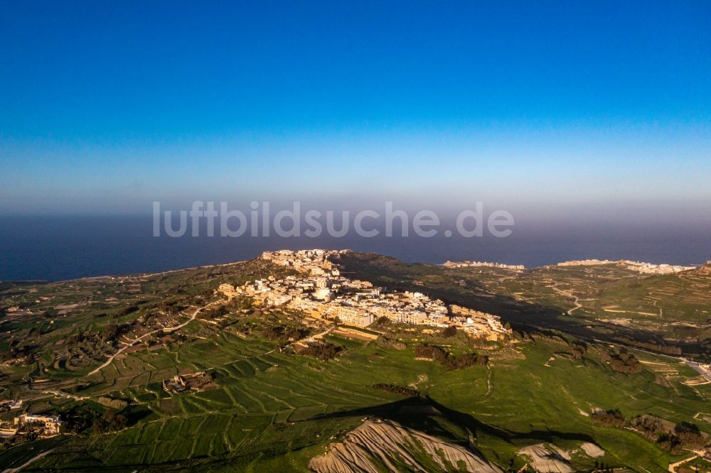 Zebbug von oben - Meeres-Küste des Mittelmeer in Zebbug in Gozo, Malta