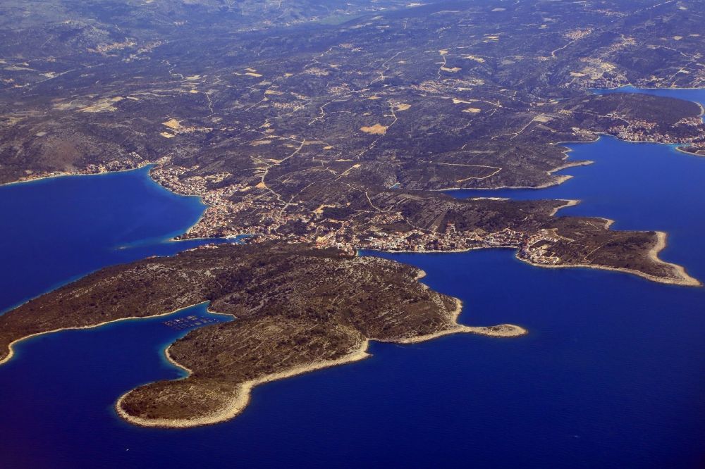 Razanj von oben - Meeres-Küste des Mittelmeeres an der Adria bei Razanj in Sibensko-kninska zupanija, Kroatien