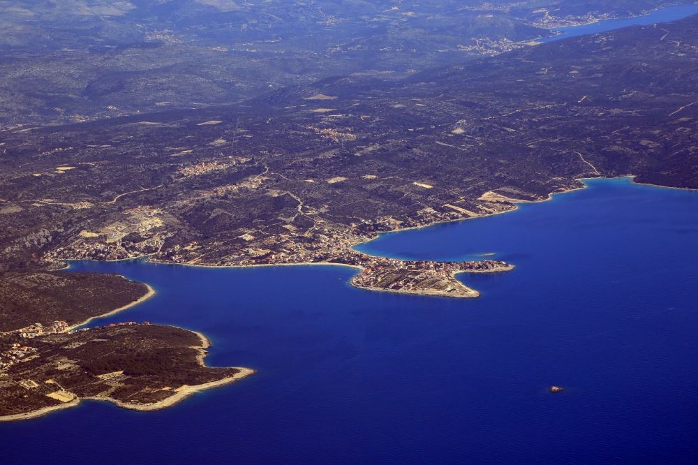Dvornica aus der Vogelperspektive: Meeres-Küste des Mittelmeeres an der Adria in Dvornica und Sevid in Sibensko-kninska zupanija, Kroatien