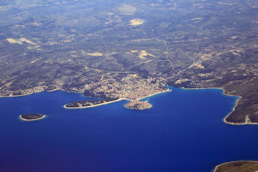 Primosten von oben - Meeres-Küste des Mittelmeeres an der Adria in Primosten in Sibensko-kninska zupanija, Kroatien