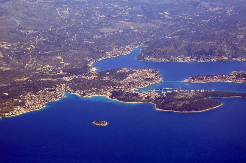 Luftaufnahme Rogoznica - Meeres-Küste des Mittelmeeres an der Adria in Rogoznica in Sibensko-kninska zupanija, Kroatien