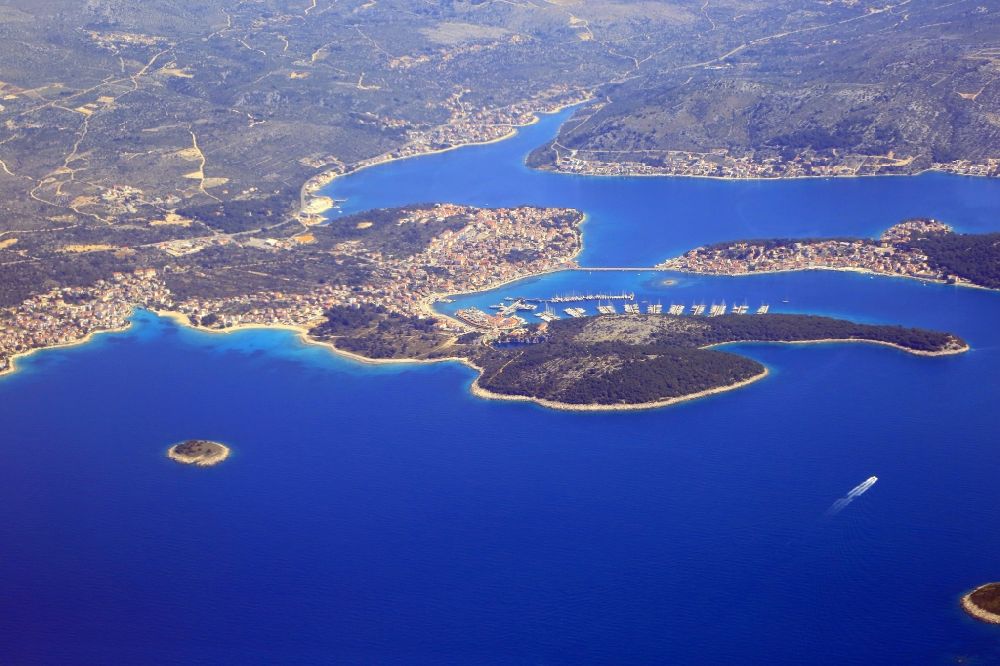 Rogoznica von oben - Meeres-Küste des Mittelmeeres an der Adria in Rogoznica in Sibensko-kninska zupanija, Kroatien
