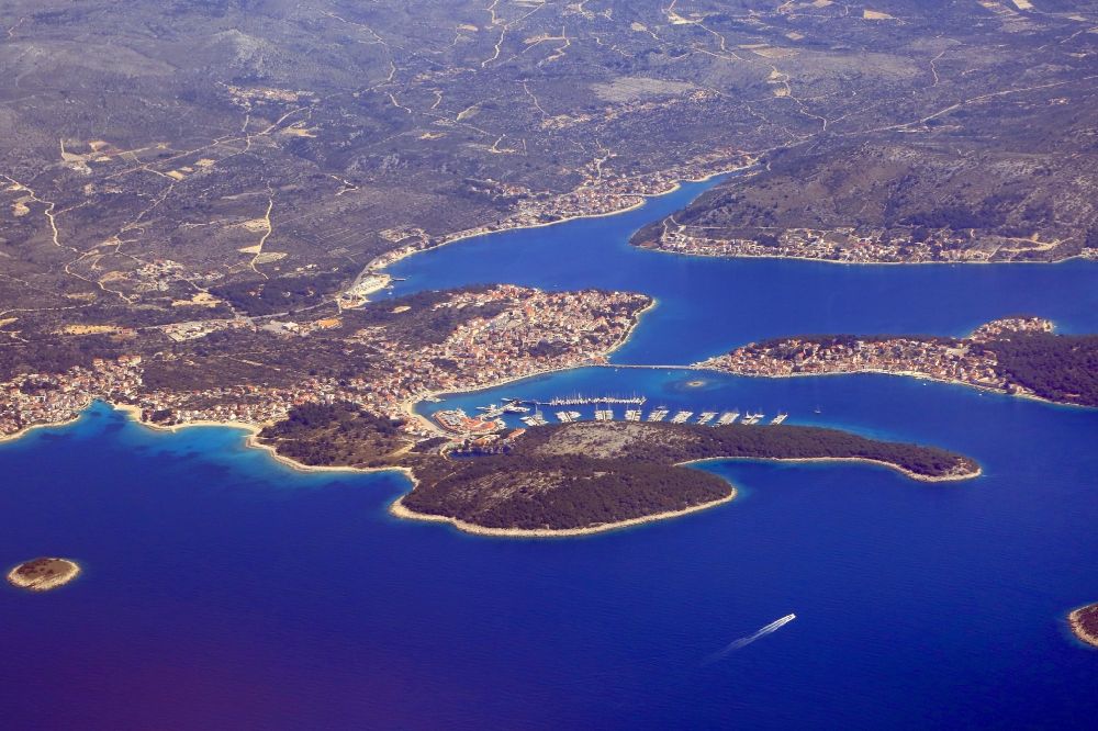 Rogoznica aus der Vogelperspektive: Meeres-Küste des Mittelmeeres an der Adria in Rogoznica in Sibensko-kninska zupanija, Kroatien