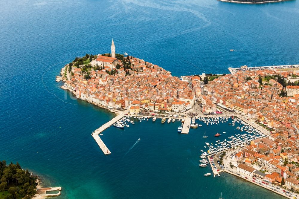 Luftbild Rovinj - Meeres-Küste des Mittelmeeres in Rovinj in Istarska zupanija, Kroatien