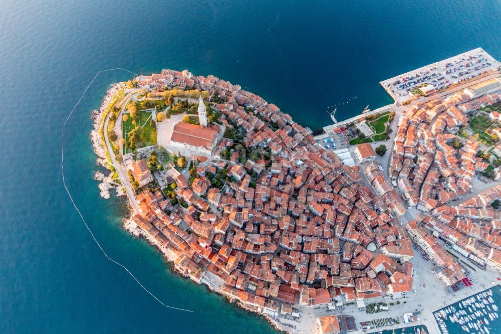 Rovinj aus der Vogelperspektive: Meeres-Küste des Mittelmeeres in Rovinj in Istarska zupanija, Kroatien