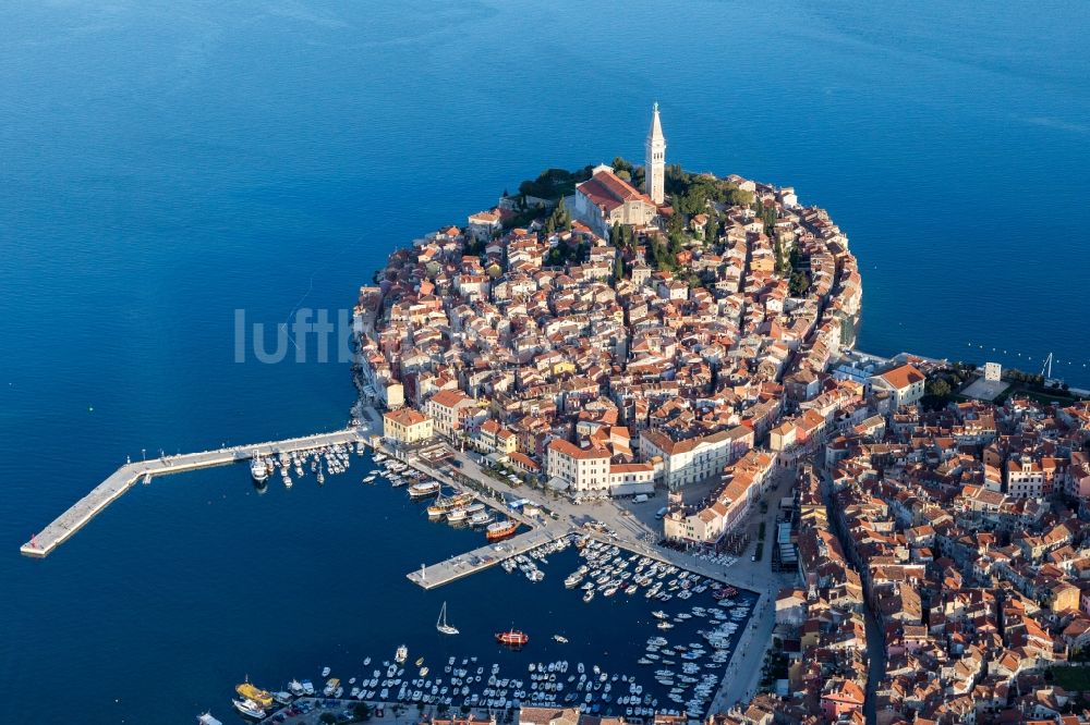Luftaufnahme Rovinj - Meeres-Küste des Mittelmeeres in Rovinj in Istarska zupanija, Kroatien