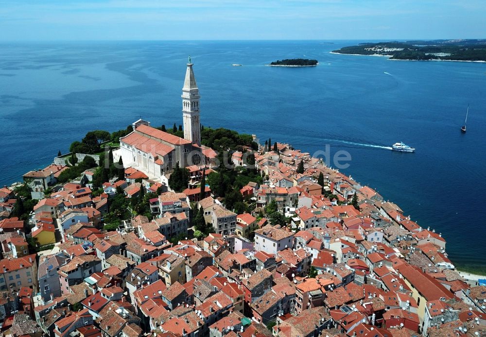Luftaufnahme Rovinj - Meeres-Küste des Mittelmeeres in Rovinj in Istarska zupanija, Kroatien