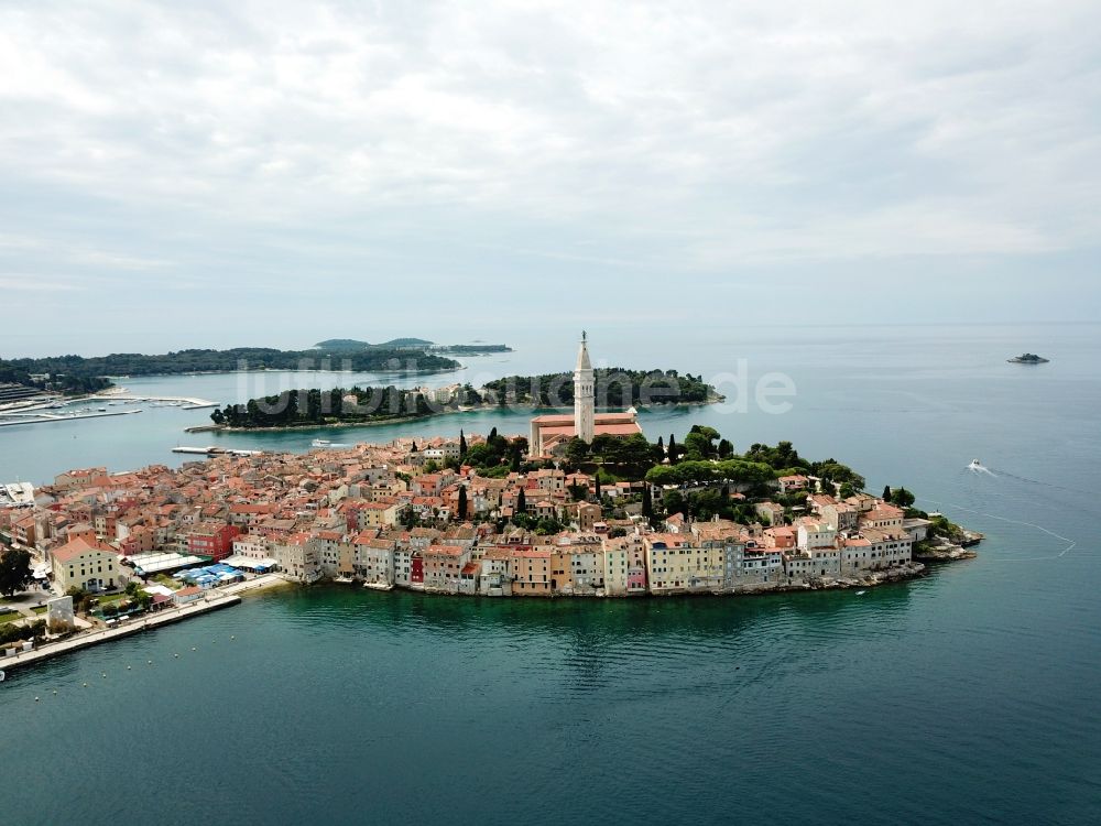 Luftbild Rovinj - Meeres-Küste des Mittelmeeres in Rovinj in Istarska zupanija, Kroatien