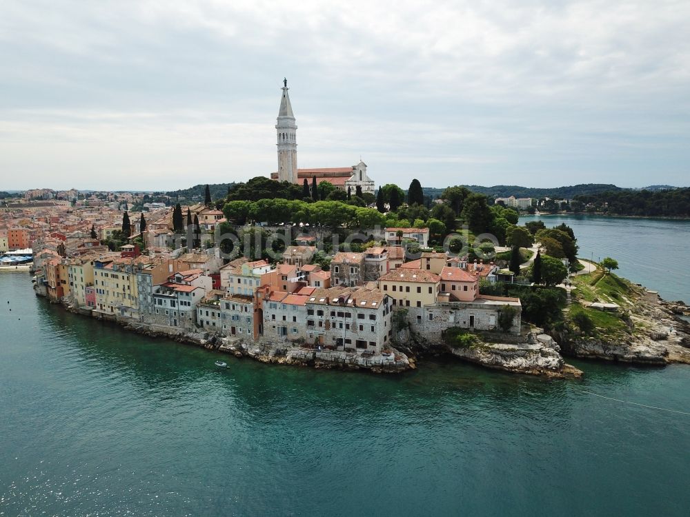 Rovinj aus der Vogelperspektive: Meeres-Küste des Mittelmeeres in Rovinj in Istarska zupanija, Kroatien
