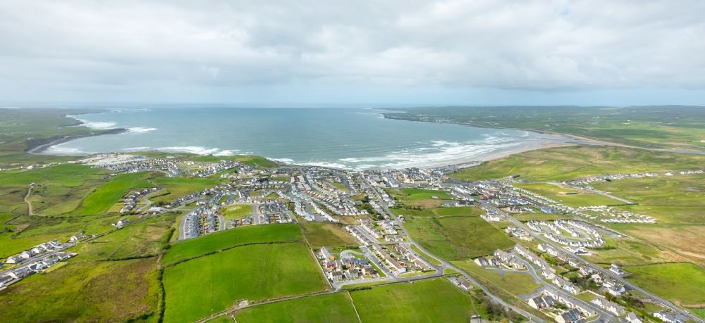 Lahinch aus der Vogelperspektive: Meeres-Küste Nordatlantischer Ozean in Lahinch in Clare, Irland