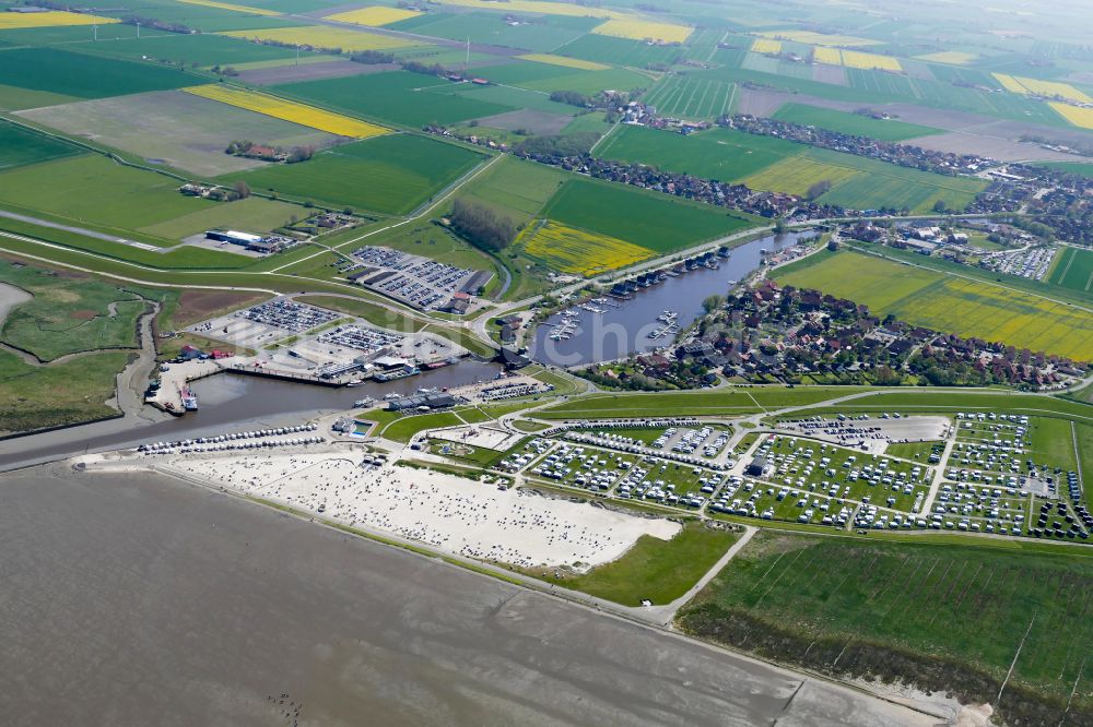 Wittmund aus der Vogelperspektive: Meeres-Küste der Nordsee in Harlesiel im Bundesland Niedersachsen