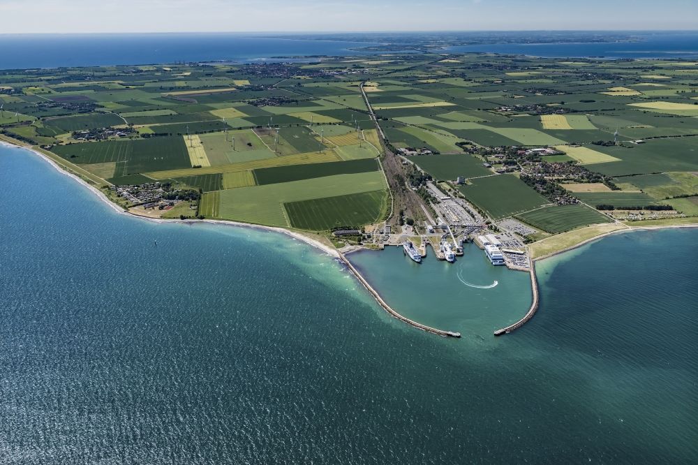 Fehmarn aus der Vogelperspektive: Meeres-Küste der Nordsee- Insel Fehmarn bei Puttgarden im Bundesland Schleswig-Holstein