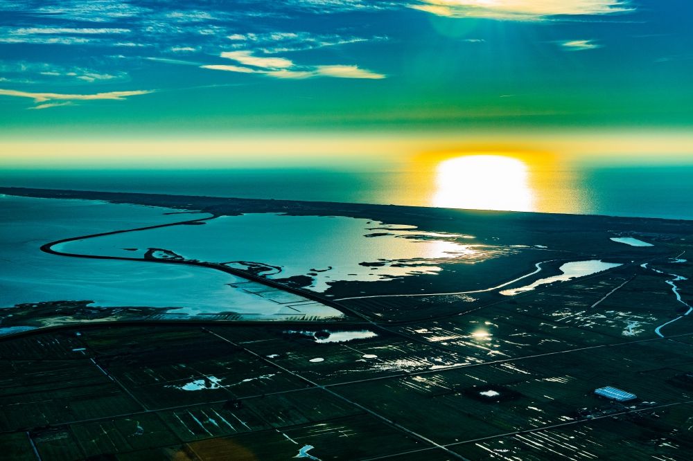 Luftbild Rantum (Sylt) - Meeres-Küste der Nordsee und Rantum Becken (Sylt)im Sonnenuntergang im Bundesland Schleswig-Holstein
