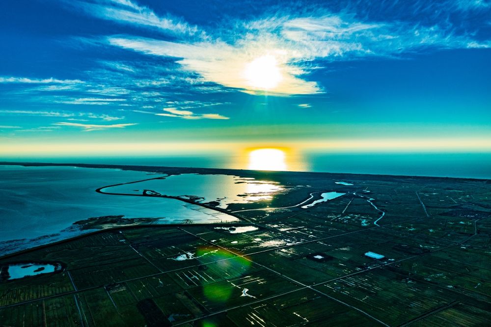 Luftaufnahme Rantum (Sylt) - Meeres-Küste der Nordsee und Rantum Becken (Sylt)im Sonnenuntergang im Bundesland Schleswig-Holstein