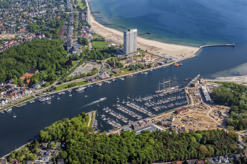 Luftaufnahme Lübeck - Meeres-Küste der Nordsee und Verlauf der Trave in Travemünde im Bundesland Schleswig-Holstein