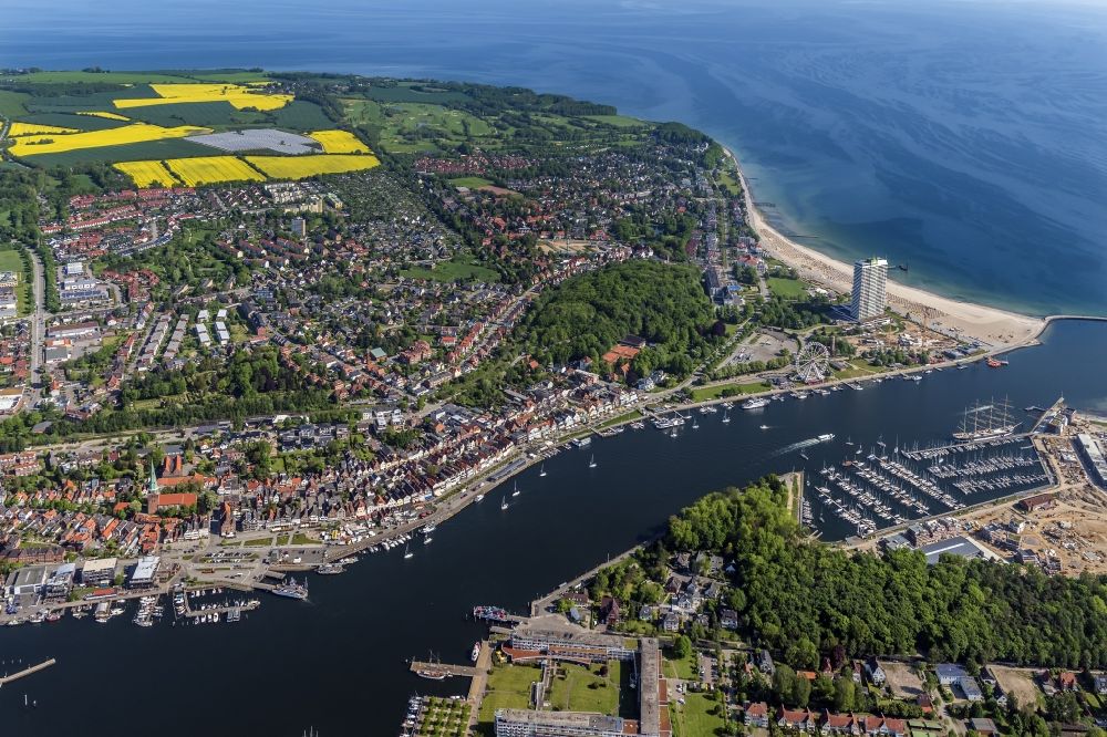 Lübeck von oben - Meeres-Küste der Nordsee und Verlauf der Trave in Travemünde im Bundesland Schleswig-Holstein